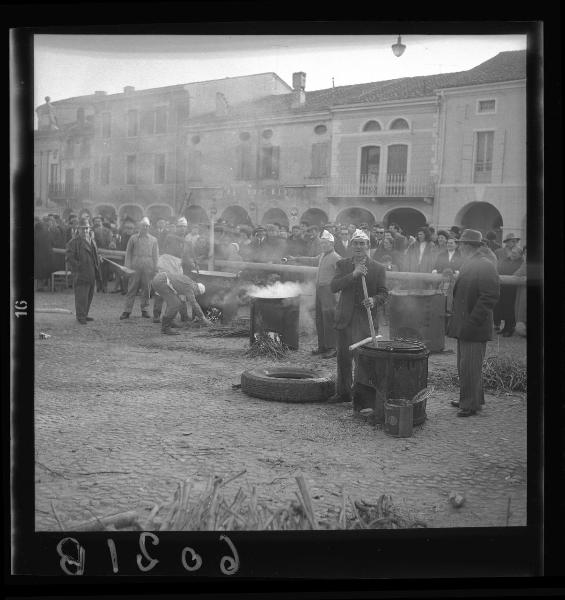 Festa tradizionale della "bigolada" - Castel d'Ario - Piazza - Cuochi al lavoro