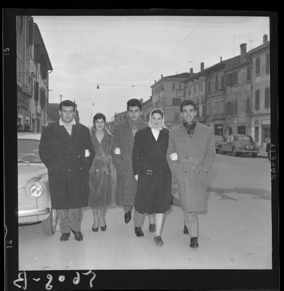 Ritratto di gruppo - Ragazze e ragazzi - Mantova - Corso Garibaldi