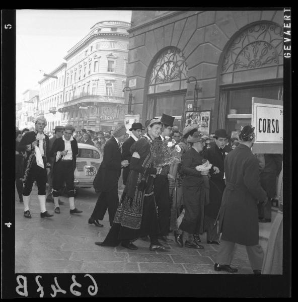 Ritratto di gruppo - Personaggi in costume - Manifestazione goliardica mantovana - Inaugurazione "Corso di altebas" - Mantova - Corso Umberto I