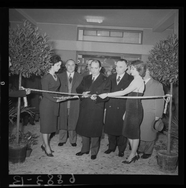 Ritratto di gruppo - Il ministro Fernando Tambroni durante il taglio del nastro - Inaugurazione sala di contrattazione della Camera di Commercio - Mantova - Corso Libertà - Interno