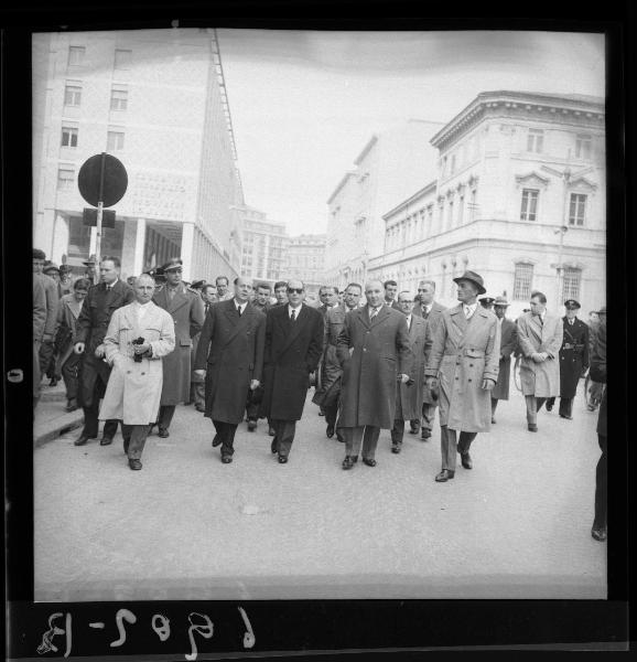 Ritratto di gruppo - Il ministro Fernando Tambroni e altre personalità - Mantova - Piazza Martiri di Belfiore