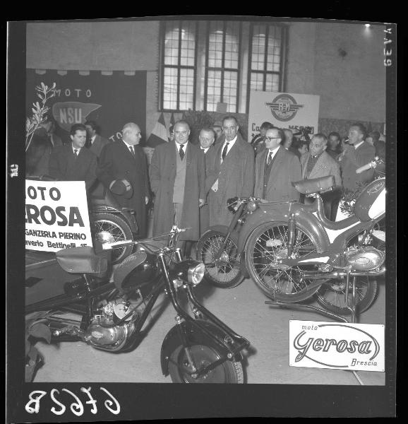 Ritratto di gruppo - Autorità in visita - Motocicli in esposizione - Inaugurazione terza "Mostra del ciclo e motociclo" - Mantova - Palazzo della Ragione - Interno