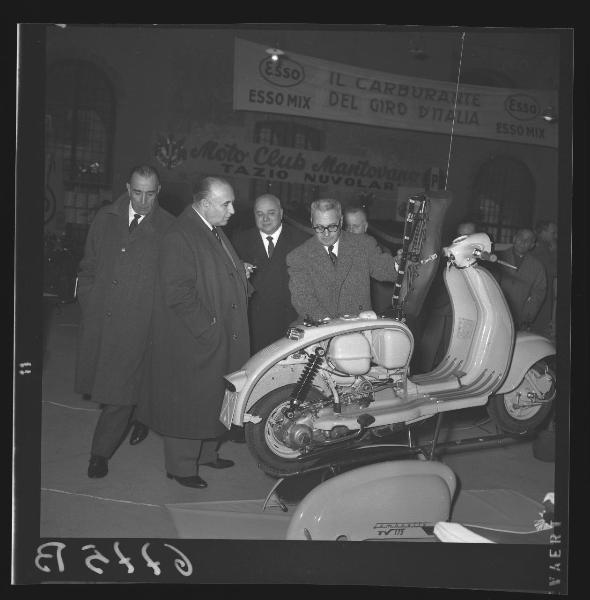 Ritratto di gruppo - Autorità in visita - "Lambretta" in esposizione - Inaugurazione terza "Mostra del ciclo e motociclo" - Mantova - Palazzo della Ragione - Interno