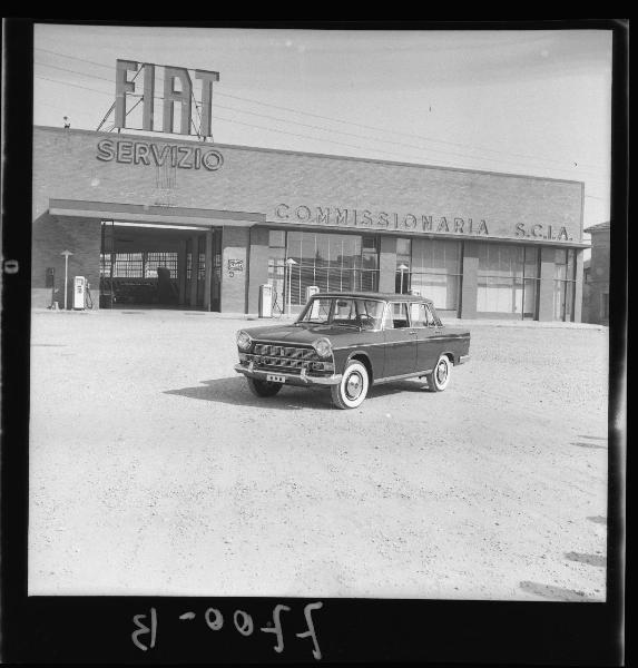 Mantova - Viale Risorgimento - Sede SCIA concessionaria FIAT - Nuova "Fiat 1800" in esposizione - Piazzale esterno