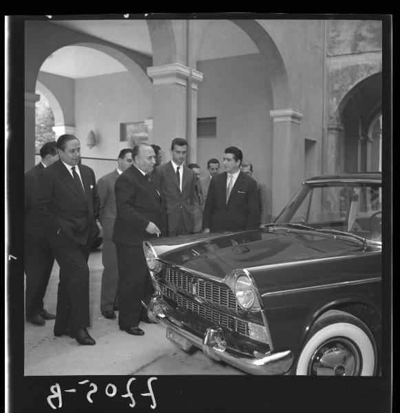 Ritratto di gruppo - Autorità in ammirazione della nuova autovettura - Presentazione ufficiale della <<Fiat 1800>> - Mantova - Via Principe Amedeo - Prefettura - Cortile interno