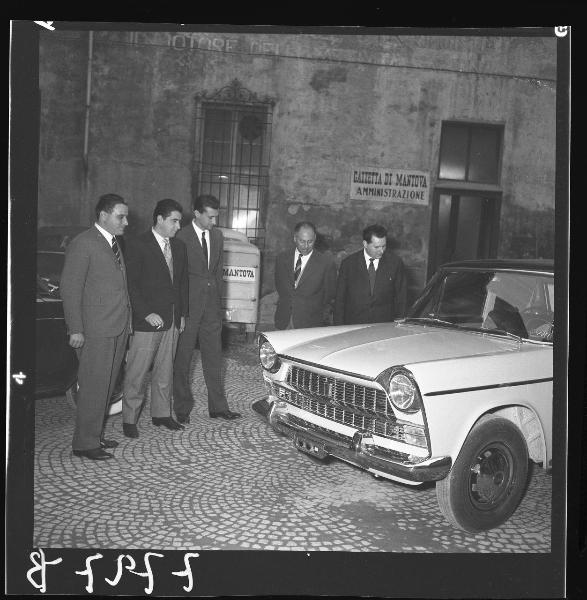 Ritratto di gruppo - Presentazione ufficiale della <<Fiat 1800>> - Mantova - Via F.lli Bandiera - Sede Gazzetta di Mantova - Cortile interno