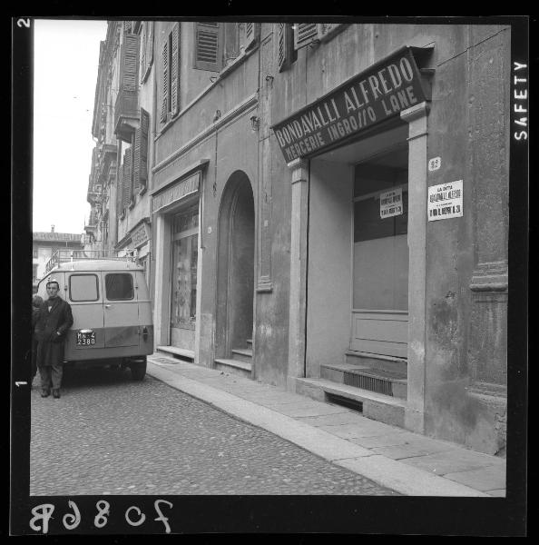 Mantova - via Cavour 92 - Vetrina negozio di mercerie "Bondavalli Alfredo"