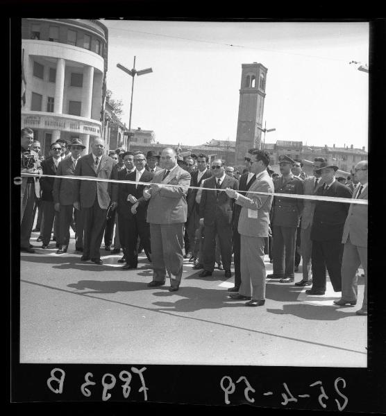 Ritratto di gruppo - Il Prefetto Domenico Caruso nell'atto di tagliare il nastro inaugurale - Autorità cittadine - Inaugurazione nuovo corso della Libertà - Mantova - Piazza Martiri di Belfiore