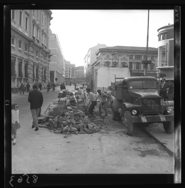 Mantova - Via Giacomo Matteotti - Demolizione case di edilizia pubblica - Autocarro, muratori e materiale di risulta