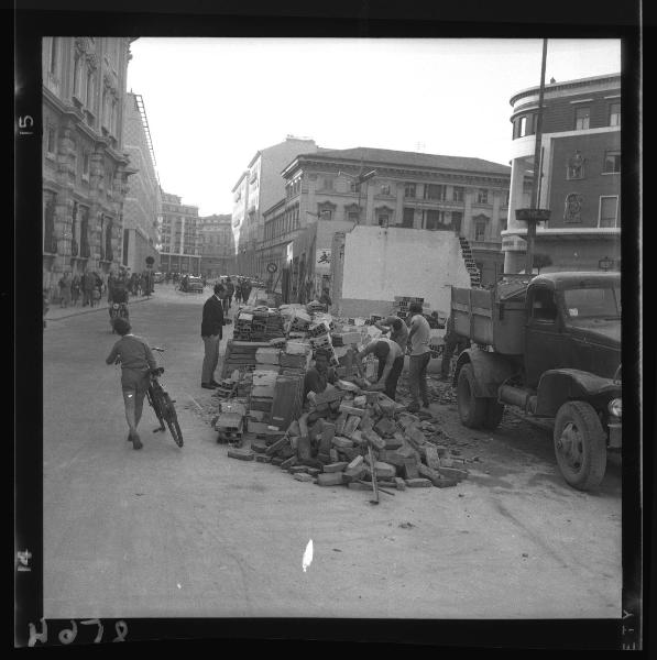 Mantova - Via Giacomo Matteotti - Demolizione case di edilizia pubblica - Autocarro, muratori e materiale di risulta