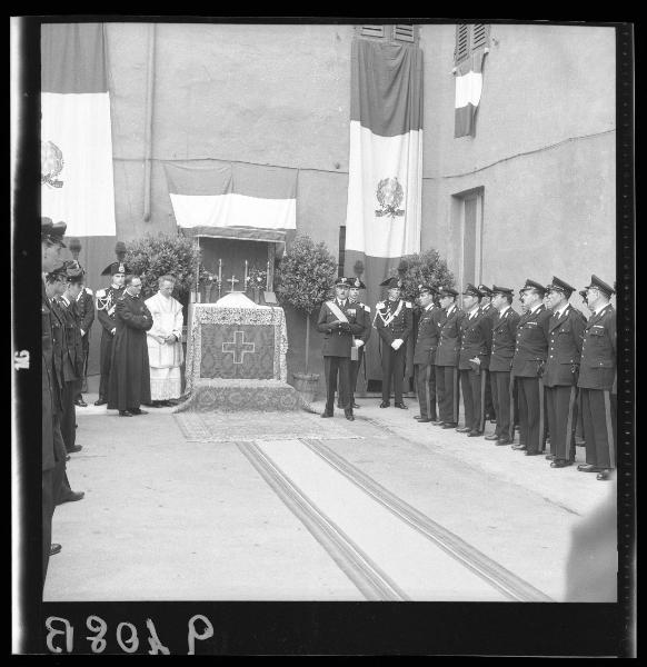 Festa dei Carabinieri - Un momento della cerimonia religiosa - Discorso del del Comandante del Gruppo ten. col. Manigrasso - Mantova - Via Chiassi - Caserma del Gruppo Carabinieri - Cortile interno