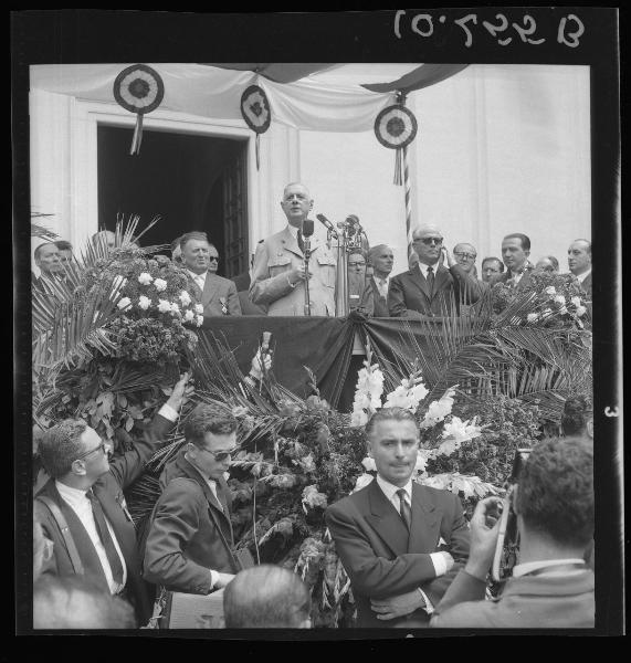 Ritratto di gruppo - Il Presidente della Repubblica francese Charles De Gaulle durante il suo discorso - Autorità sul palco - Celebrazione centenario battaglia di Solferino e S. Martino - Solferino - Sagrato della chiesa-ossario