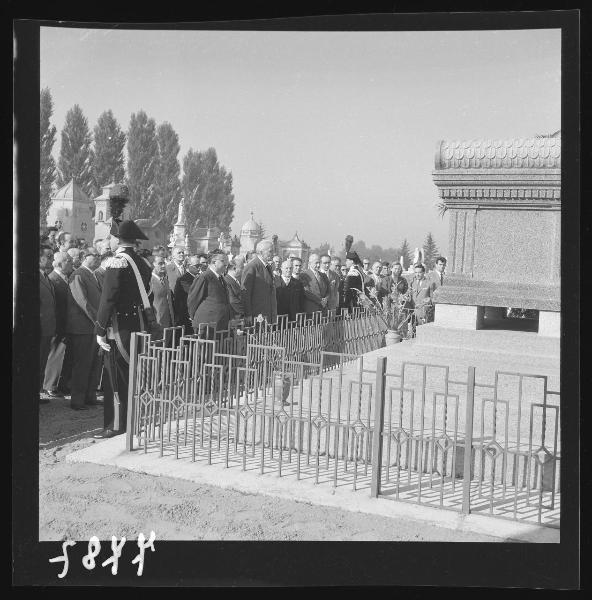 Congresso internazionale di Diritto penale - Commemorazione sulla tomba di Enrico Ferri - S. Benedetto Po - Cimitero