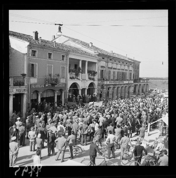 Congresso internazionale di Diritto penale - Commemorazione davanti alla casa di Enrico Ferri - Folla in ascolto - S. Benedetto Po