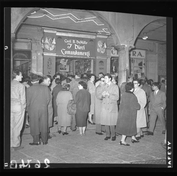 Mantova - Corso Umberto I - Folla di persone davanti all'ingresso del cinema "Apollo" / Ritratto di gruppo - Folla di persone davanti all'ingresso del cinema "Apollo" - Mantova - Corso Umberto I