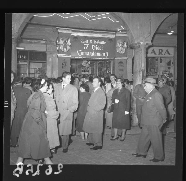 Mantova - Corso Umberto I - Folla di persone davanti all'ingresso del cinema "Apollo" / Ritratto di gruppo - Folla di persone davanti all'ingresso del cinema "Apollo" - Mantova - Corso Umberto I