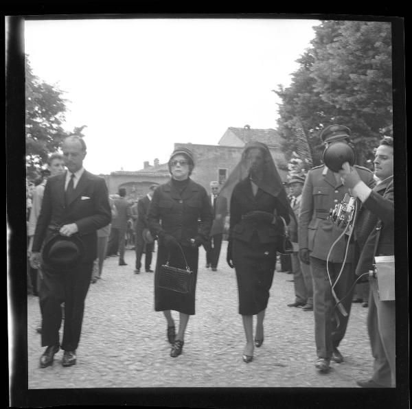 Ritratto di gruppo - Familiari del pilota Alfonso De Portago - Funerali vittime Mille Miglia 1957 - Cavriana - Cimitero