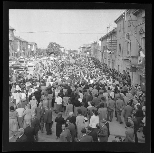 Funerali vittime Mille Miglia 1957 - Guidizzolo - La piazza gremita di gente