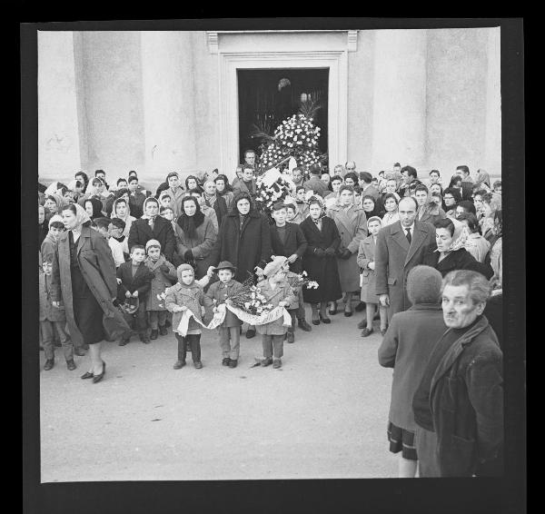 Ritratto di gruppo - Funerali vittime Mille Miglia 1957 - Guidizzolo (?) - Sagrato di una chiesa