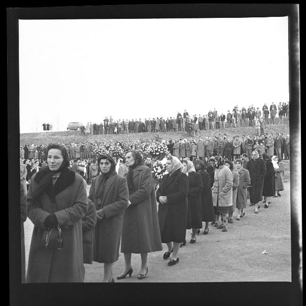 Ritratto di gruppo - Corteo funebre - Funerali vittime Mille Miglia 1957 - Guidizzolo (?) - Argine