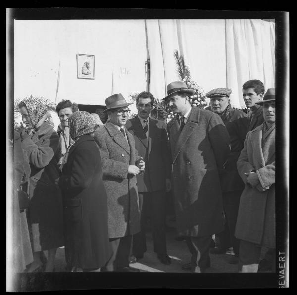 Ritratto di gruppo - Teodosio Aimoni - Funerali vittime Mille Miglia 1957 - Guidizzolo - Località S. Giacomo (?) - Cortile di abitazione