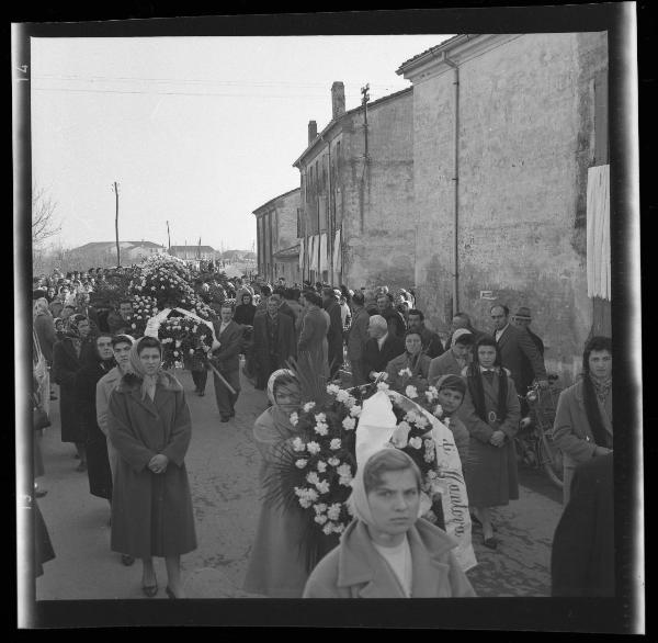 Ritratto di gruppo - Corteo funebre - Funerali vittime Mille Miglia 1957 - Guidizzolo - Località S. Giacomo (?)