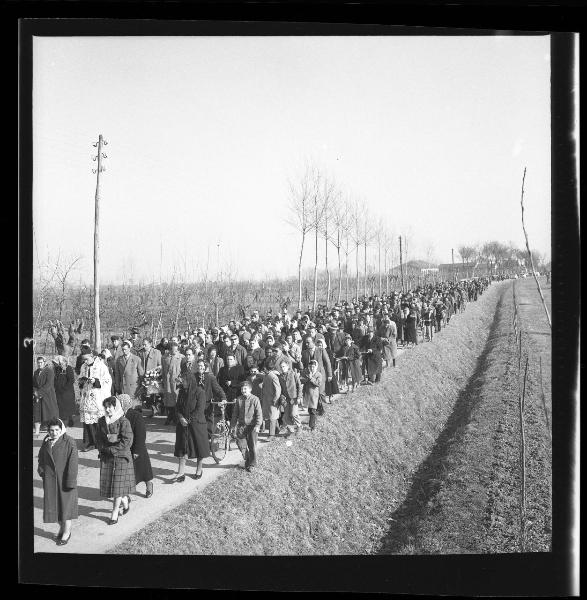 Funerali vittime Mille Miglia 1957 - Corteo funebre - Guidizzolo - Località S. Giacomo (?)