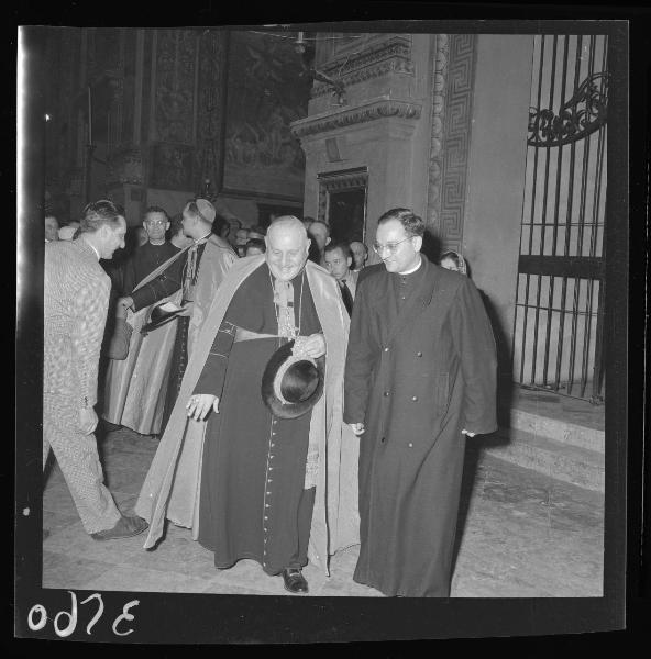 Doppio ritratto maschile - Il cardinale Angelo Roncalli e un prete - Concerto di musiche Perosiane - Mantova - Basilica di S. Andrea - Interno