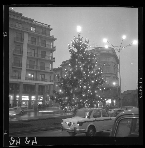 Mantova - Piazza Cavallotti - Albero di Natale illuminato - Automobili in transito