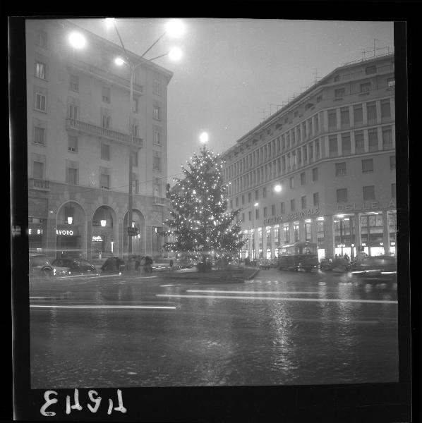 Mantova - Piazza Cavallotti - Albero di Natale illuminato