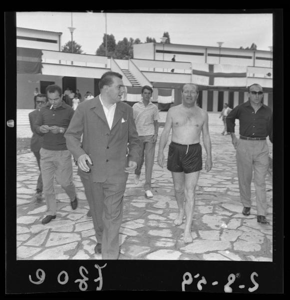 Ritratto di gruppo - Il sindaco on. Eugenio Dugoni in costume da bagno - Inaugurazione piscina comunale - Mantova - Viale Monte Grappa