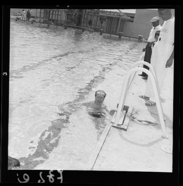 Ritratto maschile - Il sindaco on. Eugenio Dugoni in vasca - Inaugurazione piscina comunale - Mantova - Viale Monte Grappa