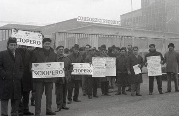 Lavoratori protestano di fronte alla sede del Consorzio produttori latte Milano, contro il licenziamento di 46 colleghi