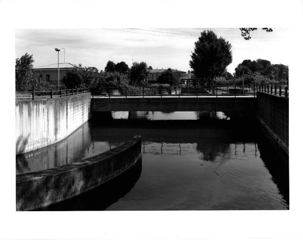 Marmirolo - Canale Fossa di Pozzolo - Bocca di derivazione - Ponte - Paratoie - Abitazioni - Alberi