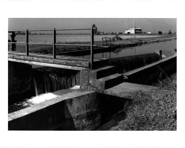 Roverbella - Canale Secchiarolo - Paratoia metallica - Sfioratore - Ponte - Campi coltivati