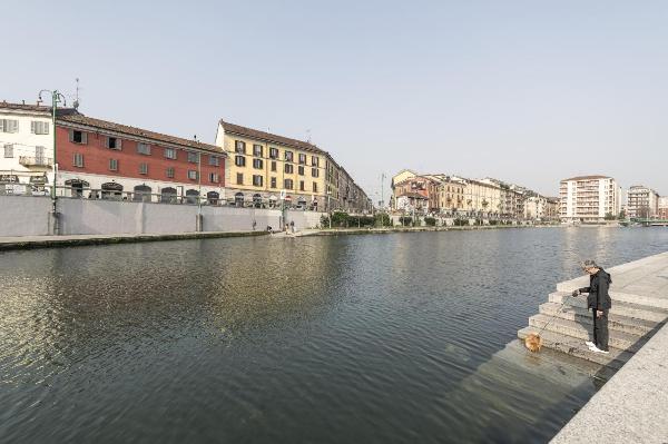 Milano - Darsena di Porta Ticinese - Donna con cagnolino - Edifici lungo viale Gorizia