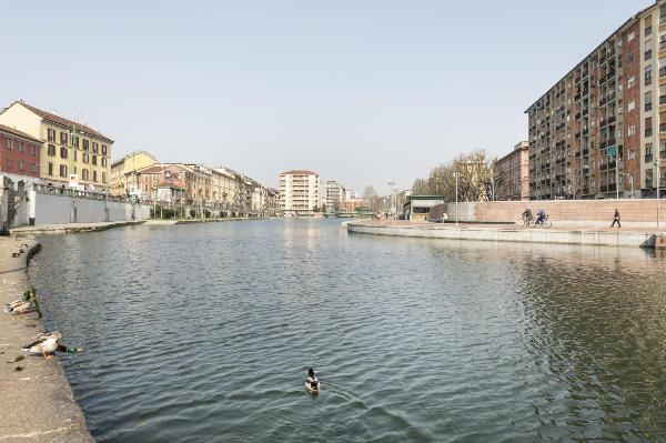 Milano - Darsena di Porta Ticinese - Ponte - Edifici lungo viale Gorizia e viale Gabriele D'Annunzio - Anatre - Persone