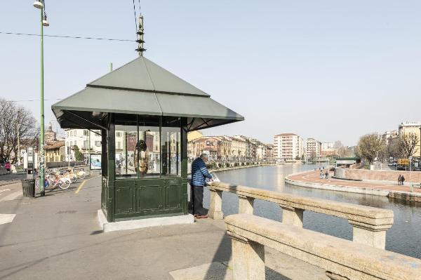 Milano - Darsena di Porta Ticinese - Edicola Radetsky - Balaustre in granito - Uomo con giornale - Lampione stradale - Biciclette - Edifici lungo viale Gorizia e viale Gabriele D'Annunzio