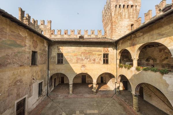 Malpaga - Castello di Malpaga (o di Bartolomeo Colleoni) - Cortile interno - Affreschi