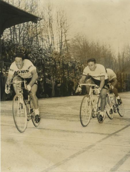 Ciclismo - Pierino Baffi - Corsa Milano-Mantova 1959 - Il vincitore taglia il traguardo seguito da Willy Vannitsen e Angelo Conterno