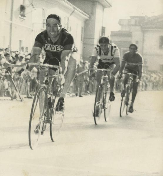 Ciclismo - Pierino Baffi - Circuito di Chignolo Po 1961 - Il vincitore taglia il traguardo davanti a Fernando Brandolini e Carlo Azzini