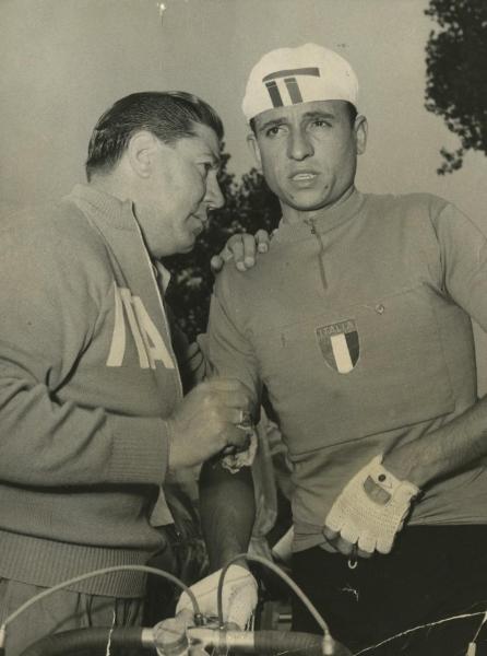 Ciclismo - Ercole Baldini - Waregem (Belgio ) - Campionati del mondo di ciclismo su strada 1957 - Gara in linea professionisti - Sulla linea di partenza con l'allenatore Giorgio Proietti