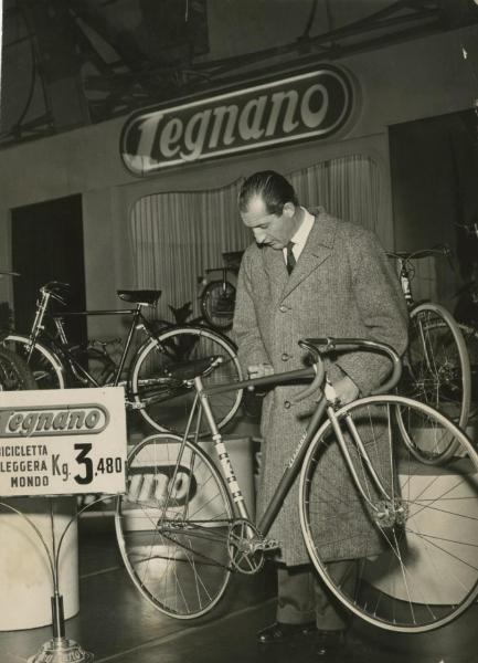 Ciclismo - Gino Bartali - Milano - Fiera del Ciclo e del Motociclo 1955 - La bicicletta più leggera del mondo