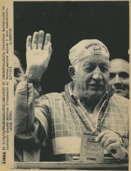 Ciclismo - Gino Bartali - Milano - Giro di Lombardia 1988 - Bartali saluta i suoi ammiratori