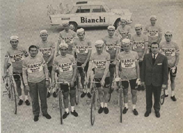 Ciclismo - Squadra Bianchi - Ritratto di gruppo con il direttore sportivo Giuseppe De Grandi e il meccanico