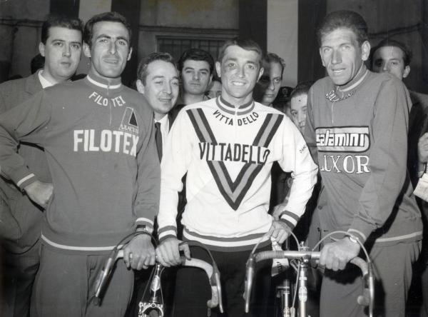 Ciclismo - Franco Bitossi - Milano - Corsa Milano-Sanremo 1967 - Punzonatura - Con Michele Dancelli e Vittorio Adorni