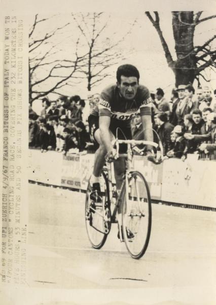 Ciclismo - Franco Bitossi - Zurigo (Svizzera) - Giro dei Quattro Cantoni 1967 - Il vincitore si avvia al traguardo
