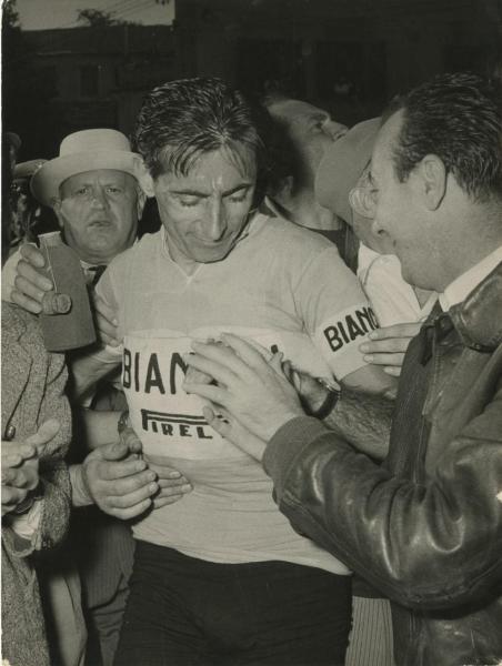 Ciclismo - Fausto Coppi - Circondato dagli ammiratori dopo una gara
