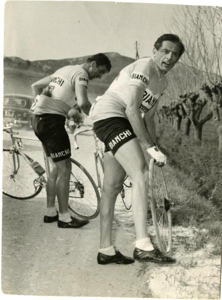 Ciclismo - Fausto Coppi - Riccardo Filippi - Giro di Romagna 1958 - Foratura della gomma