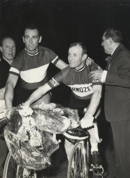 Ciclismo - Leandro Faggin - Milano - Palazzo dello Sport - Sei Giorni ciclistica 1964 - Con Rik Van Steenbergen - I vincitori fanno il giro d'onore